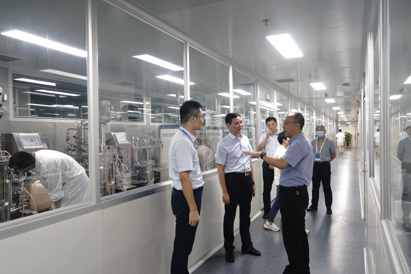耿院長(zhǎng)參觀研發(fā)中心.jpg